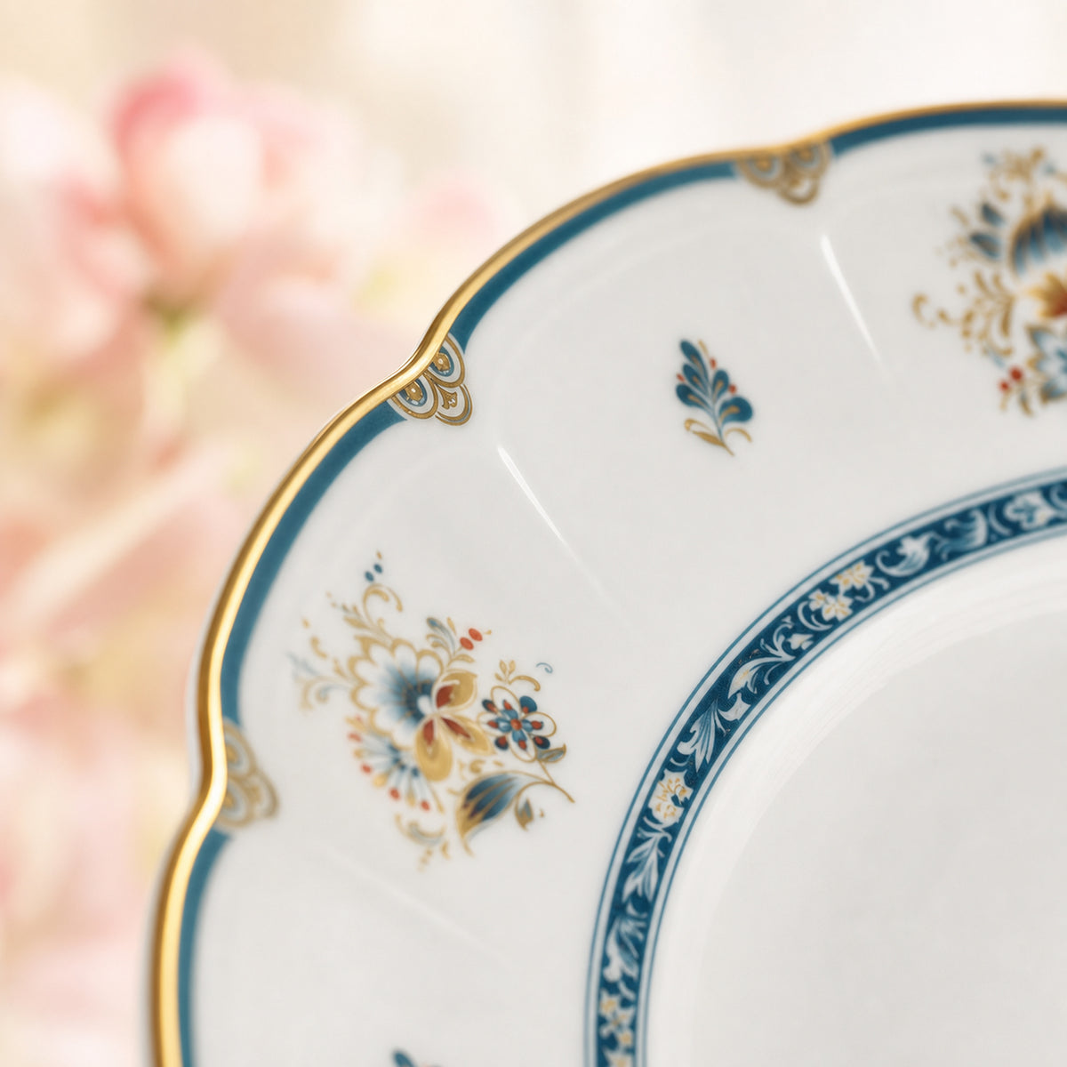 Gilded Garland Deep Plate — 23 cm