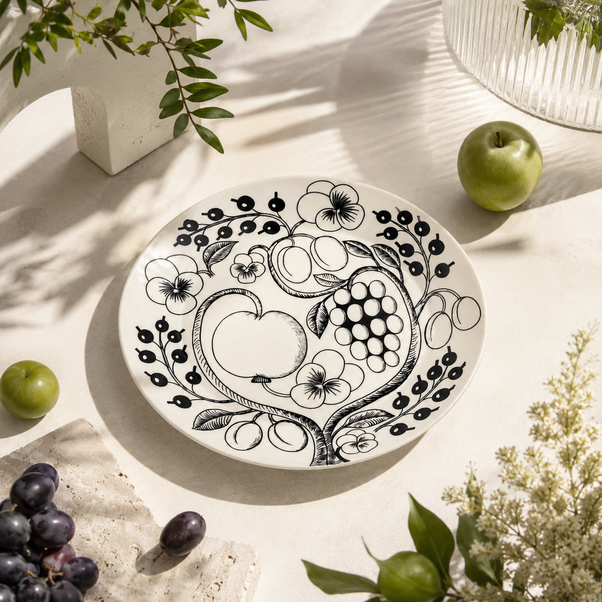 Botanical Reverie Black Round Plate