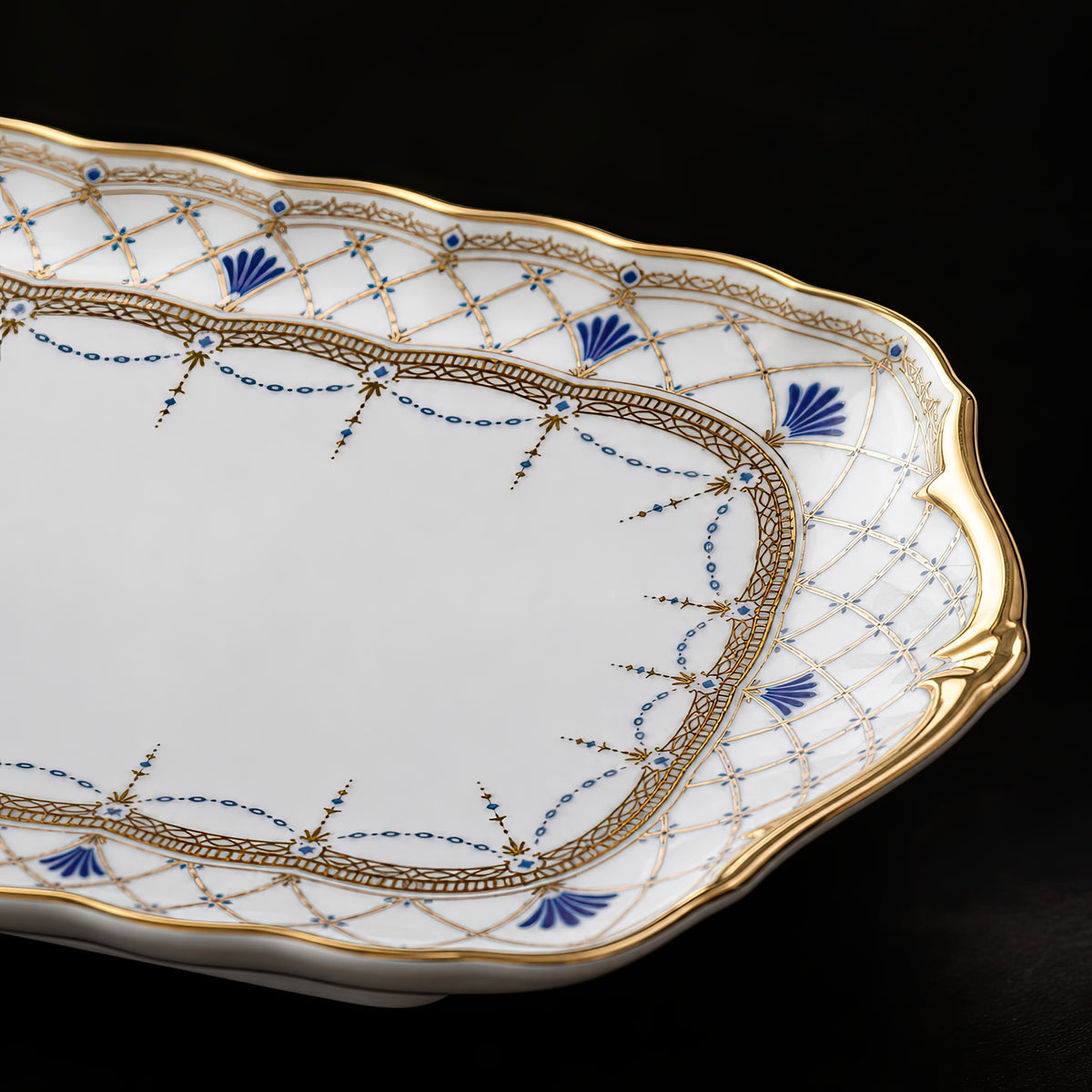 Close-up of the Valesse Azure small tray showing blue fan motifs, gold latticework and the shaped decorative edge.